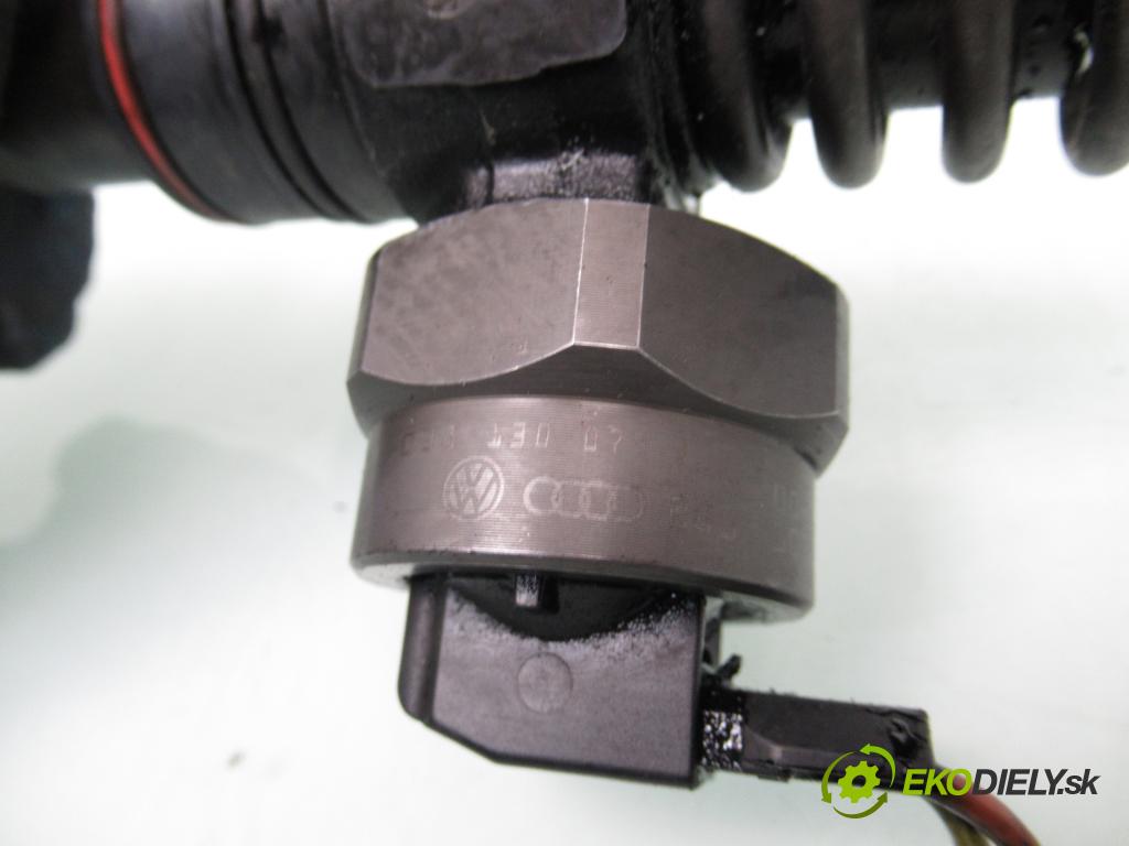 VW PASSAT B5.5 Variant (3B6) KOMBI 2000 74,00 1.9 TDI PD 101 - AVB 1896,00 Vstrekovač 038130073J (Vstrekovač paliva)