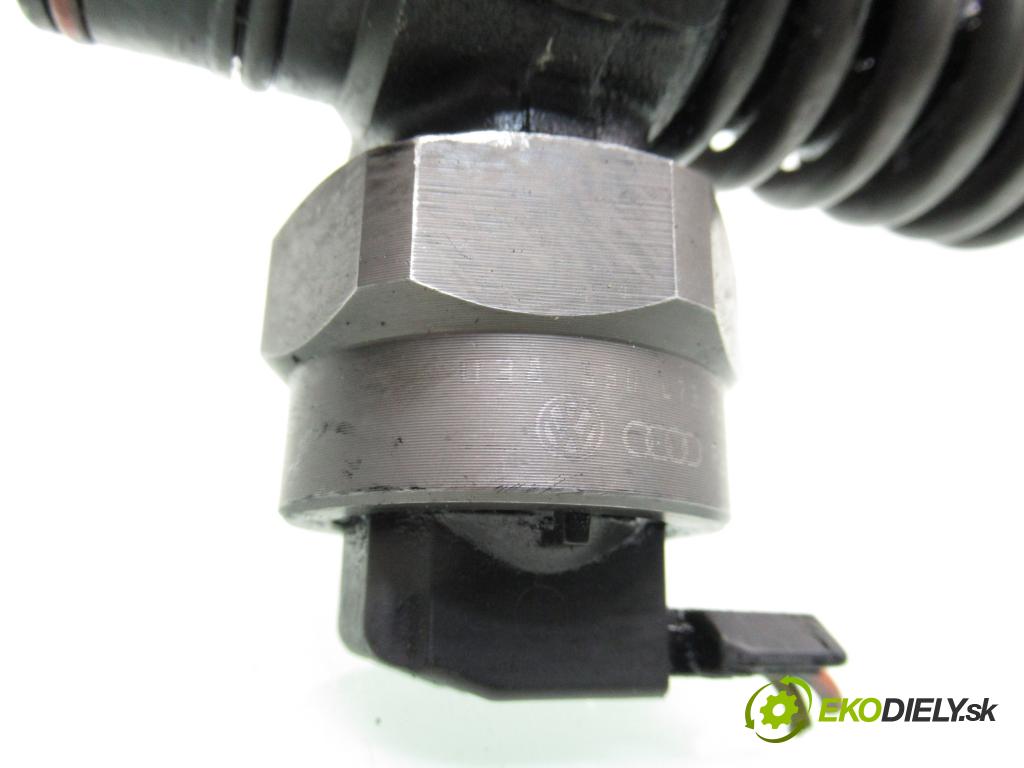 VW PASSAT B5.5 Variant (3B6) KOMBI 2000 74,00 1.9 TDI PD 101 - AVB 1896,00 Vstrekovač 038130073J (Vstrekovač paliva)