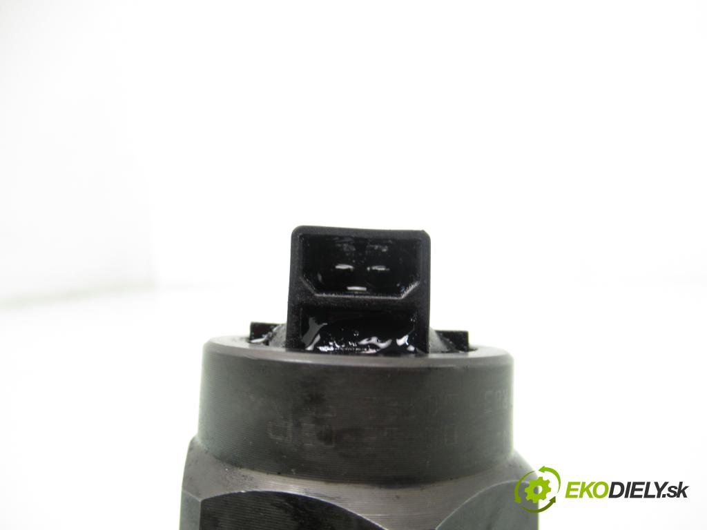 VW PASSAT B5.5 Variant (3B6) KOMBI 2000 74,00 1.9 TDI PD 101 - AVB 1896,00 Vstrekovač 038130073J (Vstrekovač paliva)