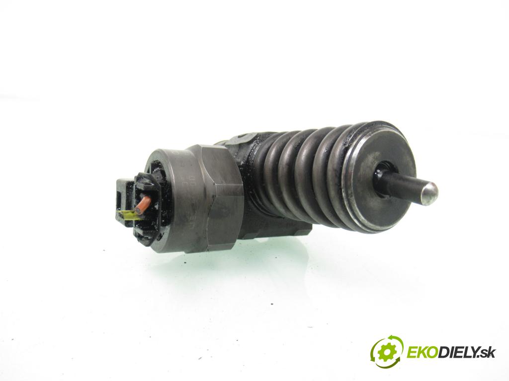 VW PASSAT B5.5 Variant (3B6) KOMBI 2000 74,00 1.9 TDI PD 101 - AVB 1896,00 Vstrekovač 038130073J (Vstrekovač paliva)