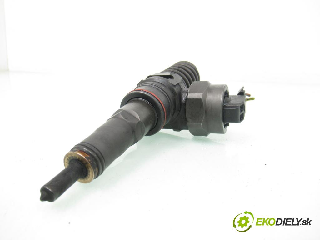 VW PASSAT B5.5 Variant (3B6) KOMBI 2000 74,00 1.9 TDI PD 101 - AVB 1896,00 Vstrekovač 038130073J (Vstrekovač paliva)