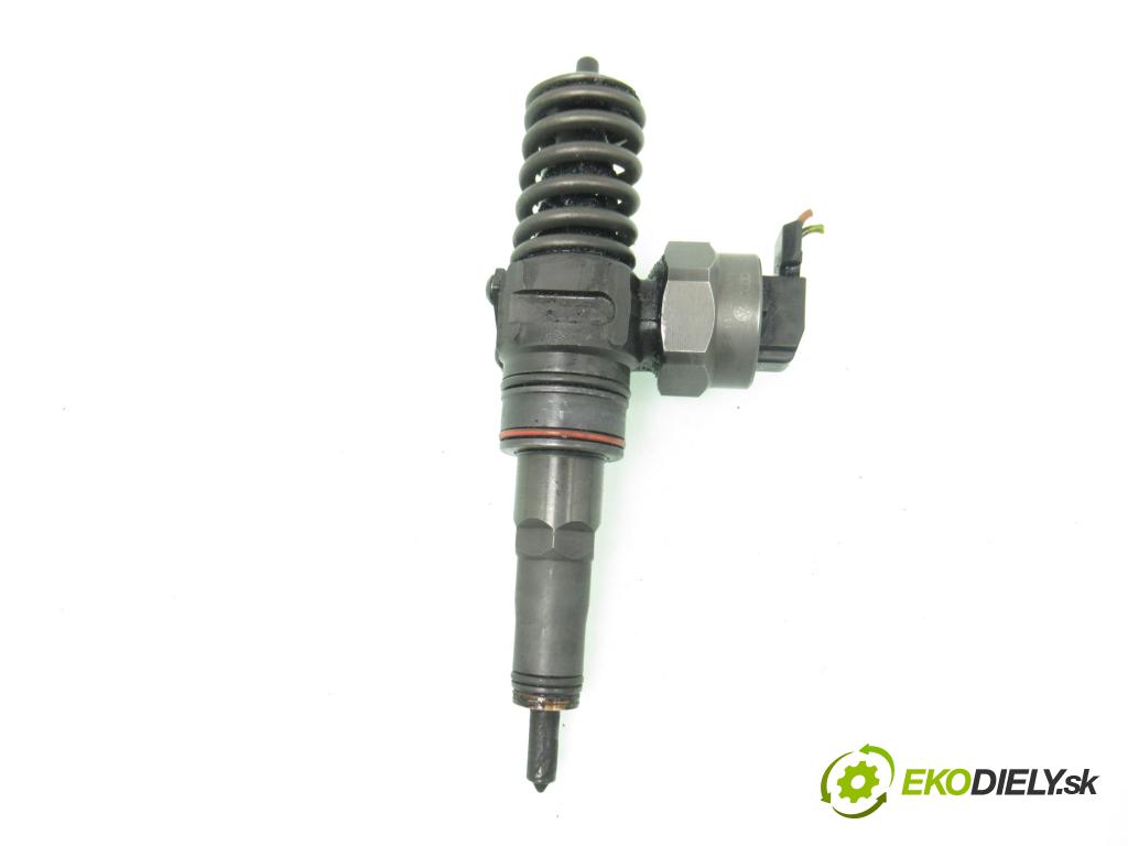 VW PASSAT B5.5 Variant (3B6) KOMBI 2000 74,00 1.9 TDI PD 101 - AVB 1896,00 Vstrekovač 038130073J (Vstrekovač paliva)