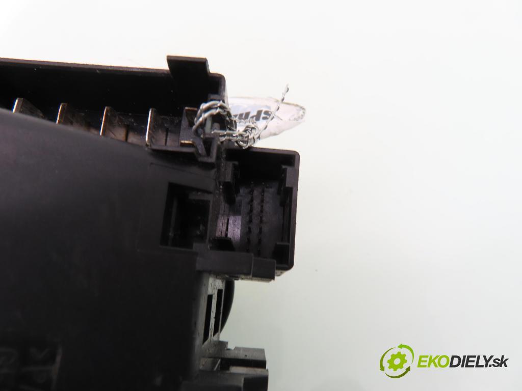 MERCEDES-BENZ CLK (C208) CABRIO 2000 142,00 230 Kompressor 193 - M 111.975 2295,00 spinačka 2105450208 (Spínacia skrinka)