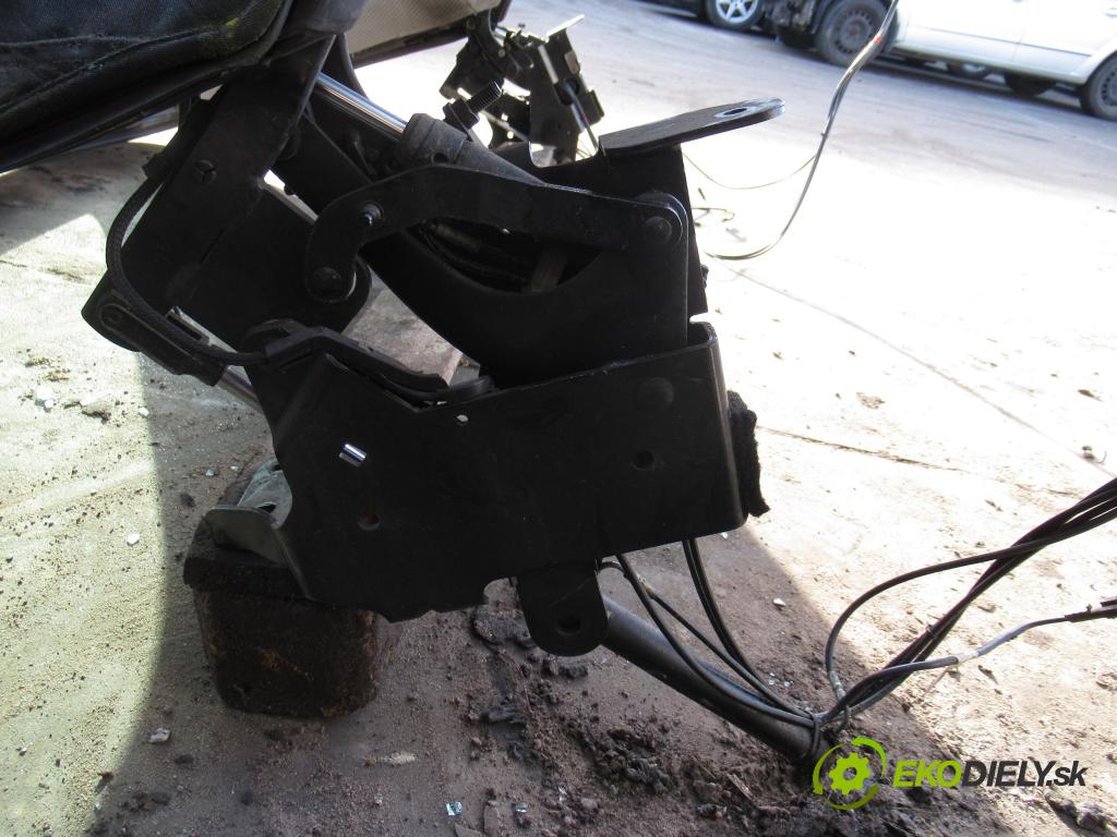 MERCEDES-BENZ CLK (C208) CABRIO 2000 142,00 230 Kompressor 193 - M 111.975 2295,00 strecha