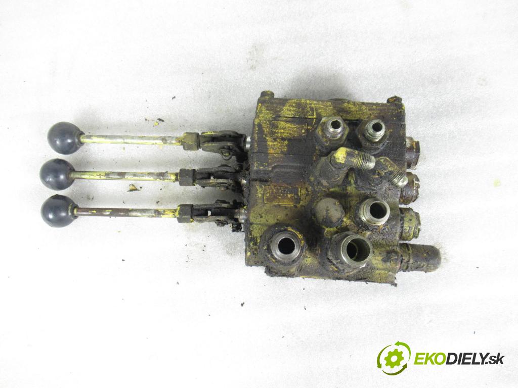 ALLIS-CHALMERS ACPD100 24 2PS WÓZEK WIDLOWY/SZTAPLARKA 1980 1,00 Allis-Chalmers DIESEL R4 1,00 Rozdeľovač hydraulický  (Rozdeľovač)