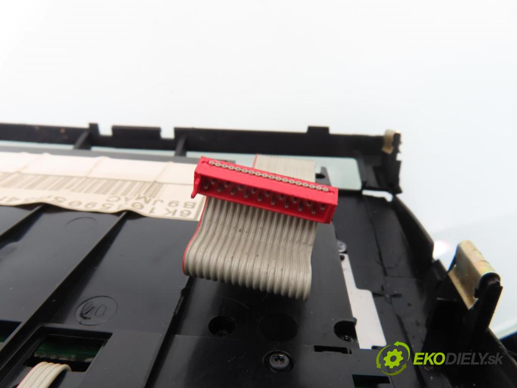 SEAT CORDOBA Vario (6K5) KOMBI 1999 55,00 1.6 - ABU 1598,00 Ovládač rádia 6K1035905G