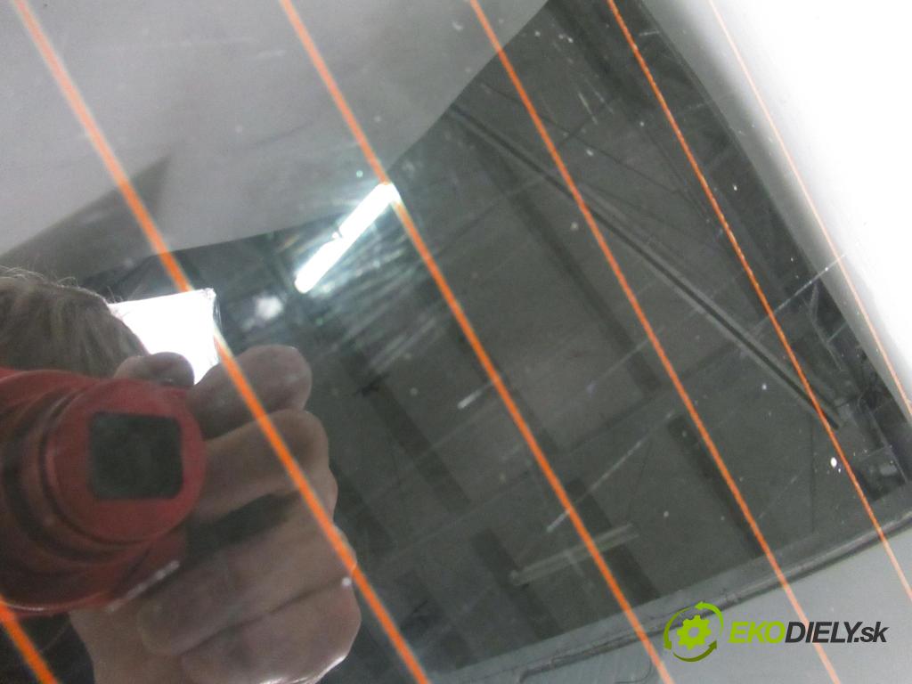 TOYOTA COROLLA Verso (_E12_) MINIVAN 2002 66,00 2.0 D-4D (CDE120_) - 1CD-FTV 1995,00 Okno zadné kapota