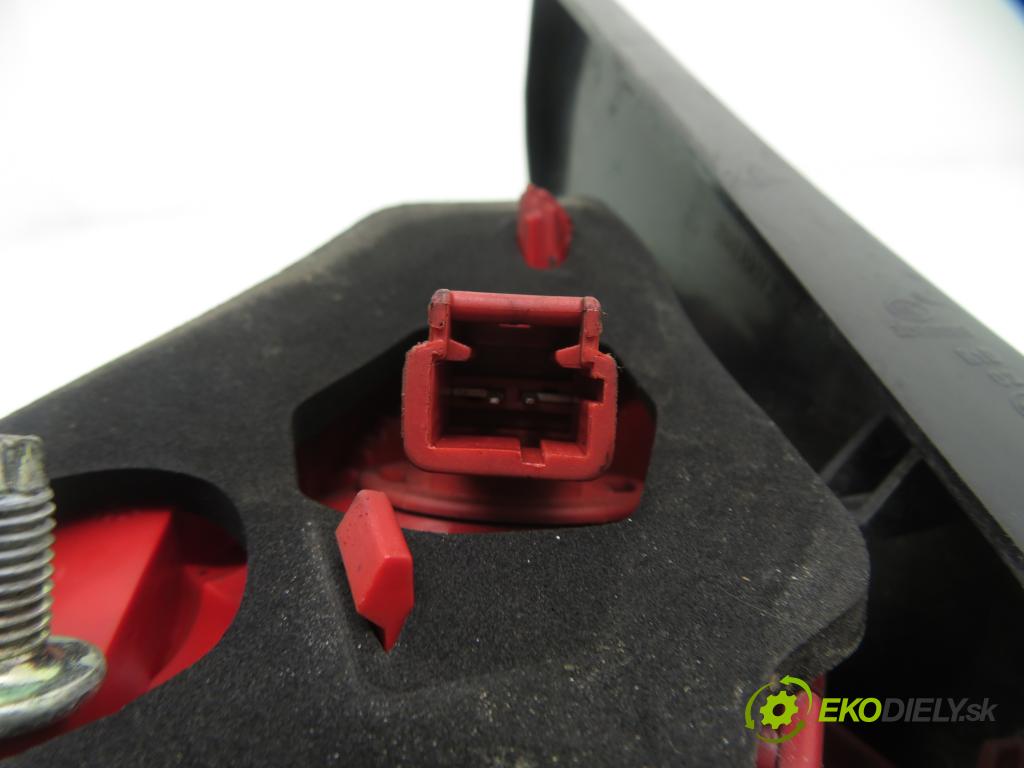 PEUGEOT 3008 nadwozie wielkoprzestrzenne (MPV) (0U_) SUV 2011 110,00 2.0 HDi 150 / BlueHDi 150 - RHE (DW10CTED4) 1997,00 Svetlo pravé zadné kufor 9683461080G ; 26030104