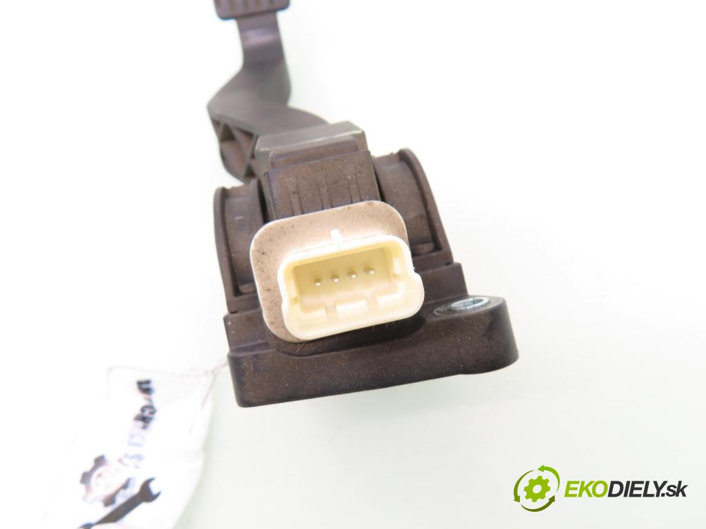 PEUGEOT 307 (3A/C) HB 2005 66,00 1.6 HDi 90 - 9HX (DV6ATED4) 1560,00 potenciometr plynového pedálu 0280752251 ; 9646702180 (Potenciometr plynového pedálu)