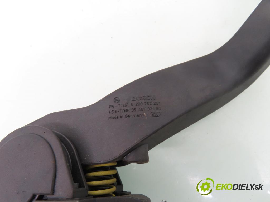 PEUGEOT 307 (3A/C) HB 2005 66,00 1.6 HDi 90 - 9HX (DV6ATED4) 1560,00 potenciometr plynového pedálu 0280752251 ; 9646702180 (Potenciometr plynového pedálu)