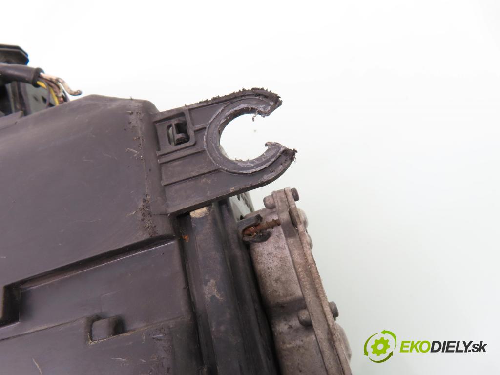 AUDI A8 D3 (4E2, 4E8) SEDAN 2004 171,00 3.0 TDI quattro - ASB 2967,00 světlo PP 4E0941030R ; 1ZS00854066 ; 4E0907813