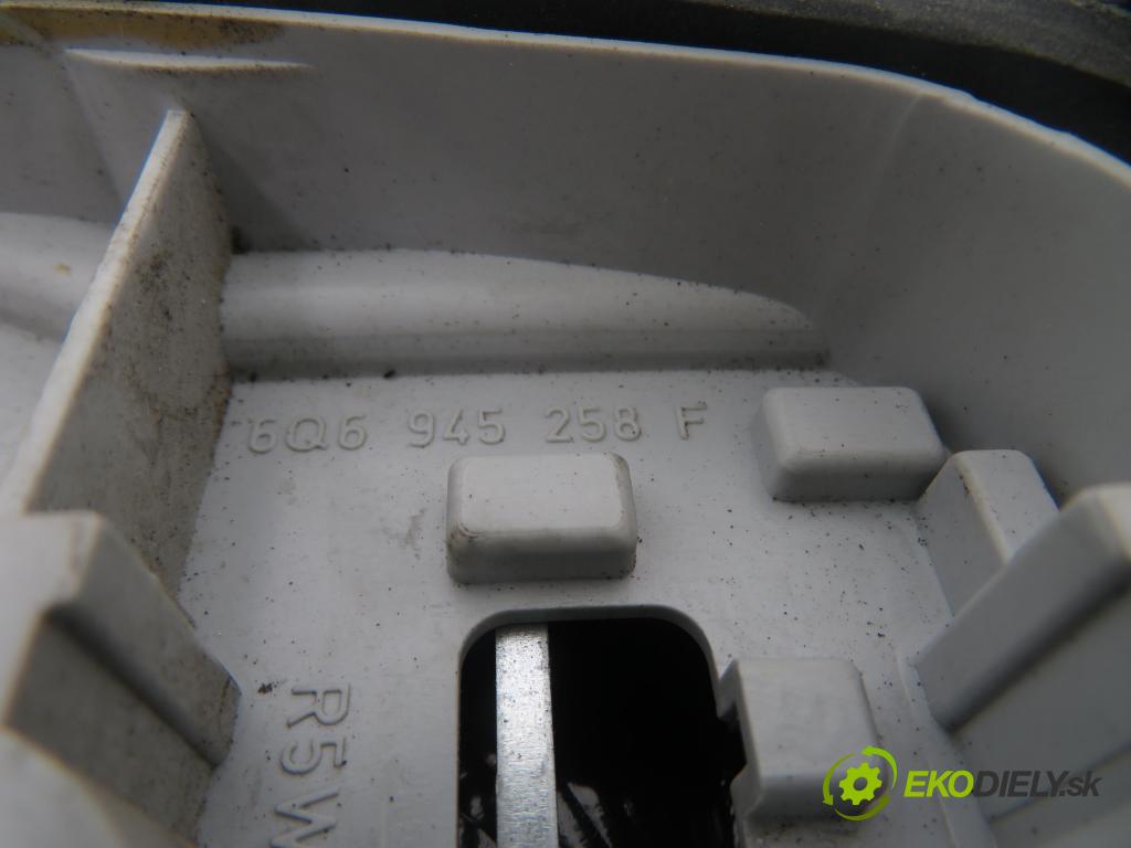 VW POLO (9N_) HB 2007 51,00 1.4 TDI - BNM 1422,00 světlo pravé zadní 6Q6945258F