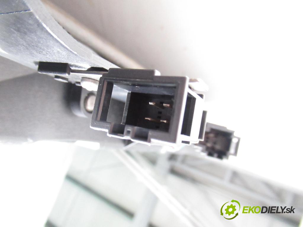 AUDI A8 D3 (4E2, 4E8) SEDAN 2004 171,00 3.0 TDI quattro - ASB 2967,00 strešné okno 4E0877041E ; 4E0959591 (Sklo karosérie)