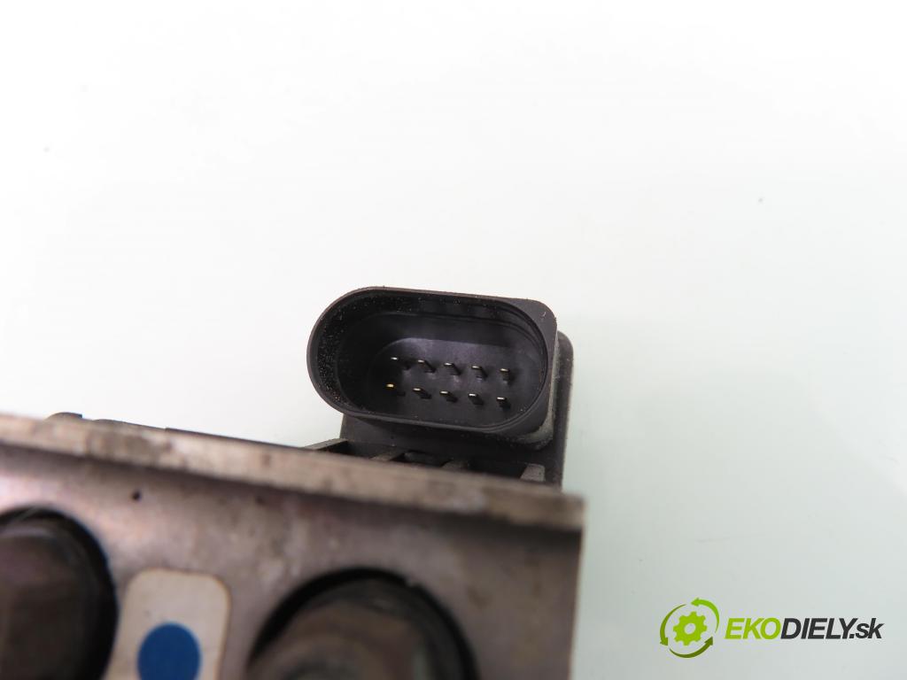 AUDI A8 D3 (4E2, 4E8) SEDAN 2004 171,00 3.0 TDI quattro - ASB 2967,00 Rozdeľovač hydraulický 4E0616014 (Rozdeľovač)