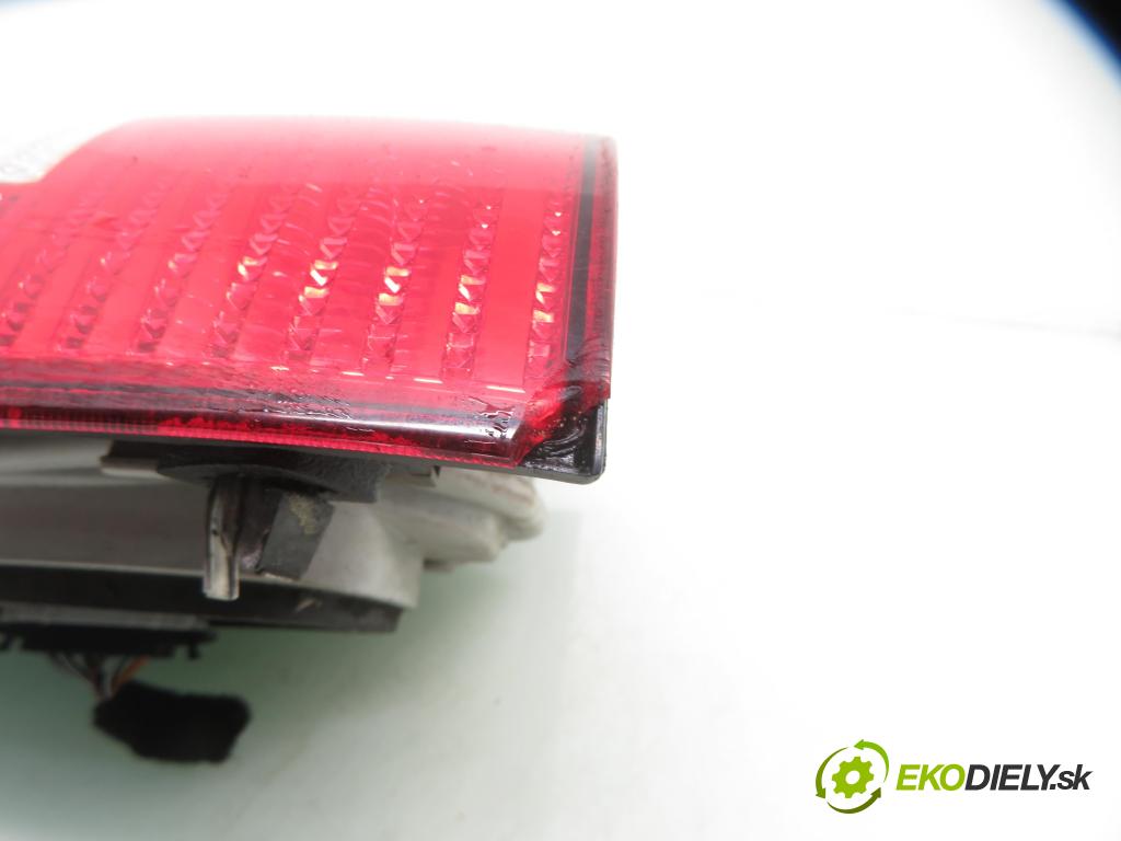 VW POLO (9N_) HB 2001 47,00 1.2 12V 64 - AZQ 1198,00 světlo levé zadní 6Q6945095B ; 6Q6945111A ; 6Q6945257A