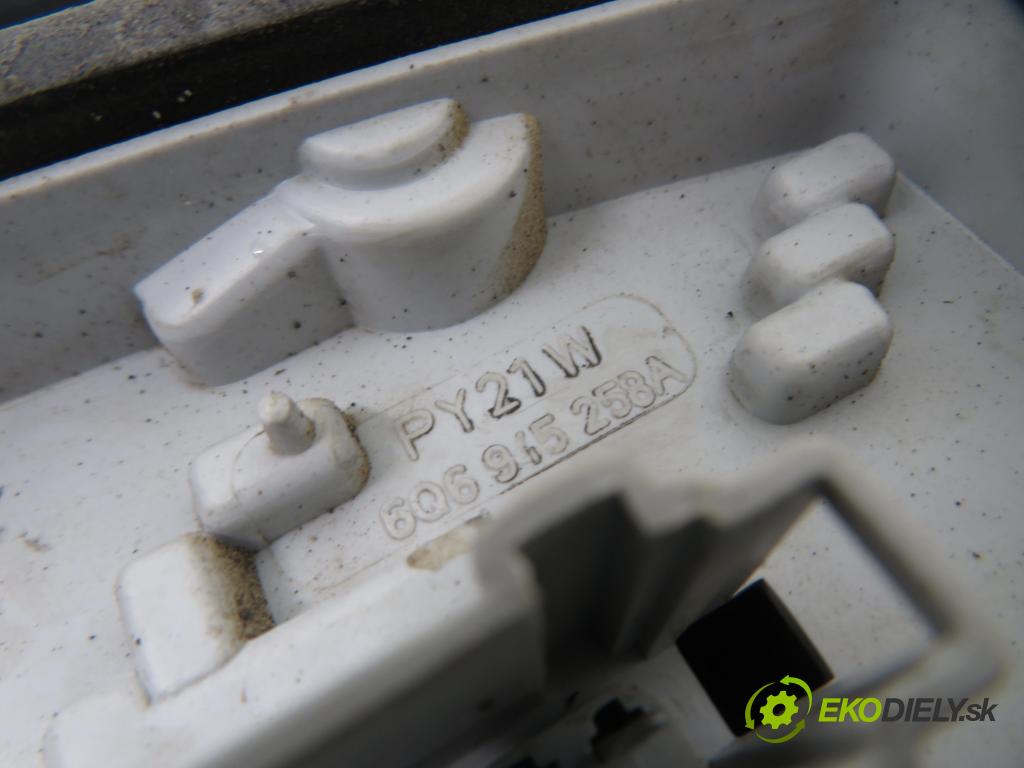 VW POLO (9N_) HB 2001 47,00 1.2 12V 64 - AZQ 1198,00 světlo pravé zadní 6Q6945096B ; 6Q6945112A ; 6Q6915258A