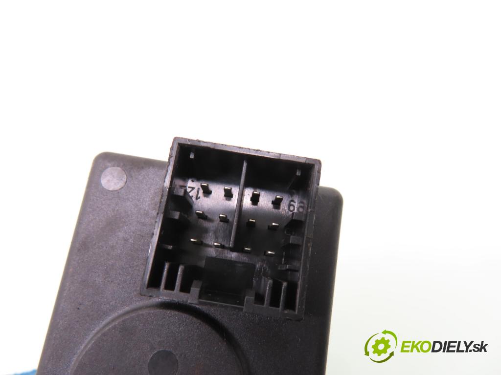 AUDI A8 D3 (4E2, 4E8) SEDAN 2004 171,00 3.0 TDI quattro - ASB 2967,00 spinačka 3D0905865E (Spínacia skrinka)