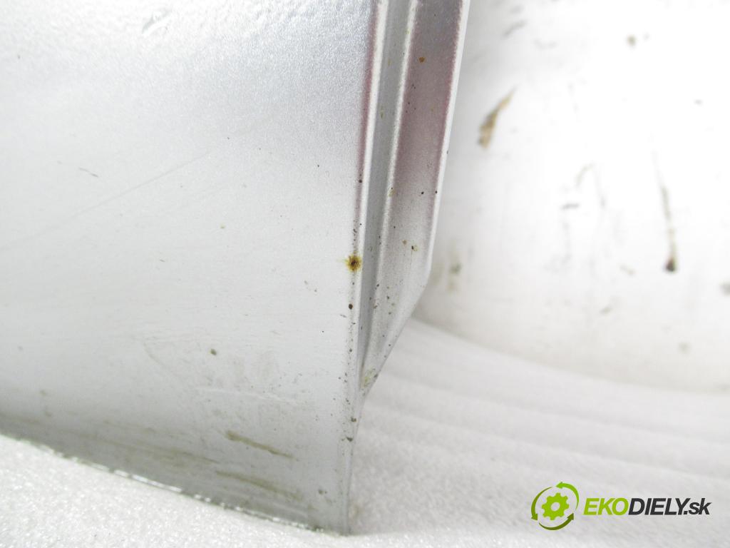 TOYOTA RAV 4 II (_A2_) SUV 2004 85,00 2.0 D-4D 4WD 116 - 1CD-FTV 1995,00 Dvere pravé zadné