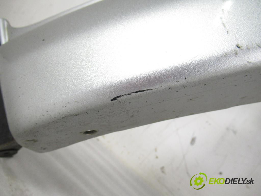 TOYOTA RAV 4 II (_A2_) SUV 2004 85,00 2.0 D-4D 4WD 116 - 1CD-FTV 1995,00 blatník PP