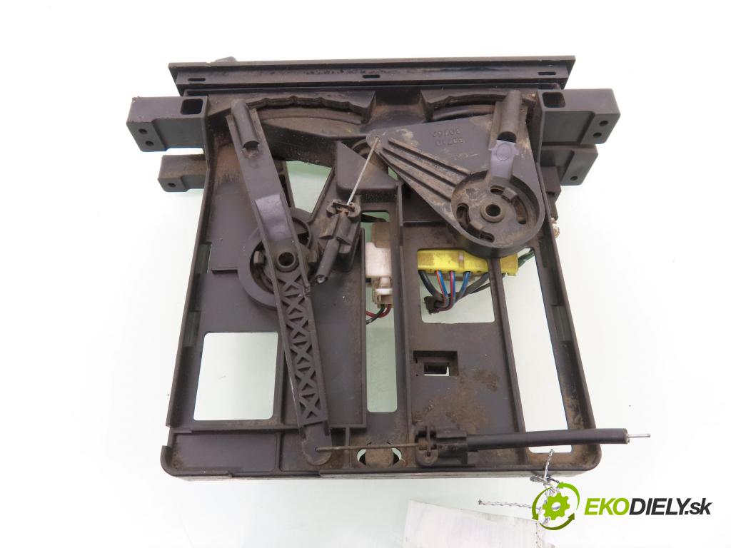 NISSAN TERRANO II (R20) TERENOWY 1996 92,00 2.7 TDi 4WD 125 - TD27TI 2664,00 Panel topení KLIMATIZACE: 5971030762