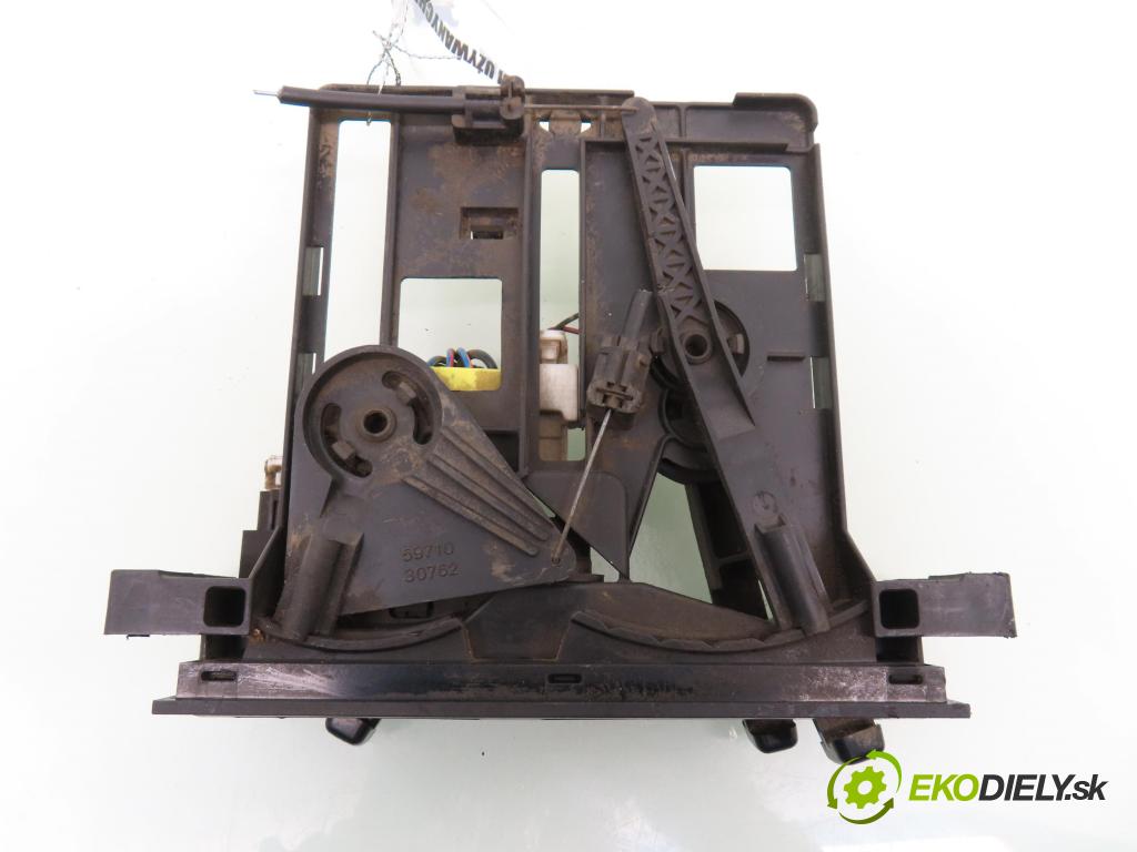 NISSAN TERRANO II (R20) TERENOWY 1996 92,00 2.7 TDi 4WD 125 - TD27TI 2664,00 Panel topení KLIMATIZACE: 5971030762