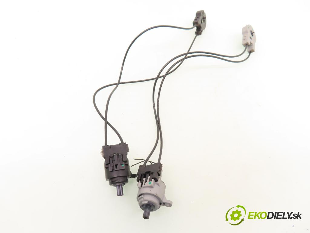 FORD FOCUS Turnier (DNW) KOMBI 2003 74,00 1.8 TDCi - FFDA 1753,00 lanko panel topení 2M5111504AA ; 2M5111503AA