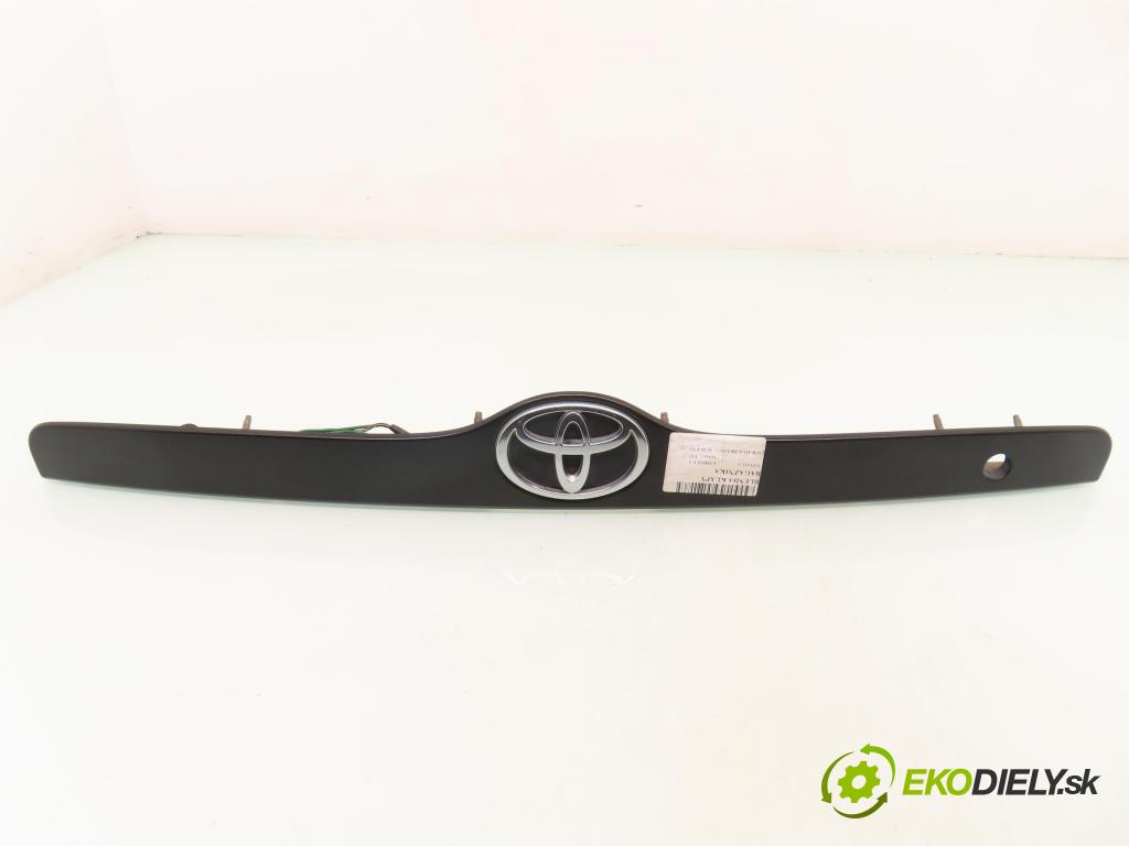 TOYOTA COROLLA Verso (_E12_) MINIVAN 2002 66,00 2.0 D-4D (CDE120_) - 1CD-FTV 1995,00 zadní část - čelo dveří kufr 7680113110
