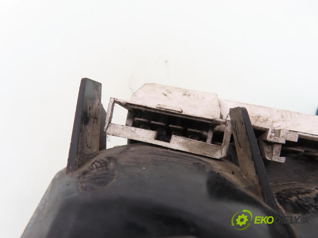 AUDI 80 (89, 89Q, 8A, B3) SEDAN 1990 80,00 2.0 - 3A 1984,00 světlo levé zadní 