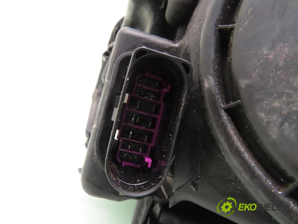 VW GOLF VI (5K1) HB 2011 155,00 2.0 GTi - CCZB 1984,00 Svetlo PP 5K1941752D ; 7L6941329B ; 5DV00900000