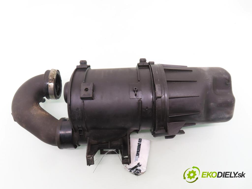 RENAULT CLIO II (BB_, CB_) HB 1999 43,00 1.2 8V 58 1149,00 Obal filtra vzduchu 7700873536 ; 7700105247 ; 7700105236 (Obal vzduchového filtra)