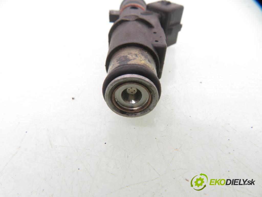 PEUGEOT 807 (EB_) MULTIVAN 2003 116,00 2.2 - 3FZ (EW12J4) 2230,00 vstrekovač 01F004A (Vstrekovač paliva)