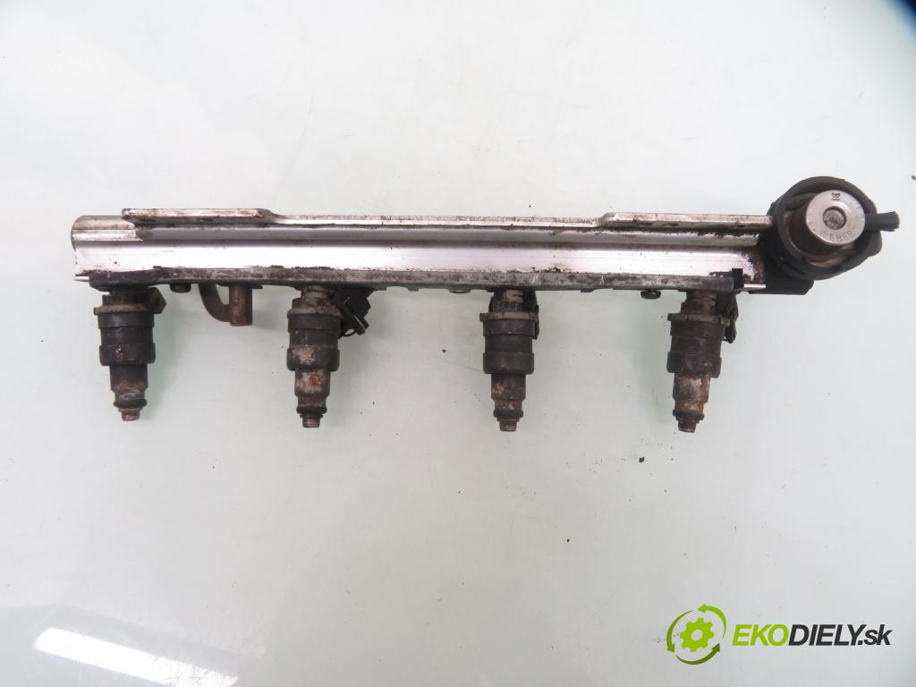 VOLVO V40 Kombi (645) KOMBI 1997 103,00 2 - B 4204 S 1948,00 Lišta vstrekovacia 9202804 ; 9179379 (Vstrekovacia lišta)