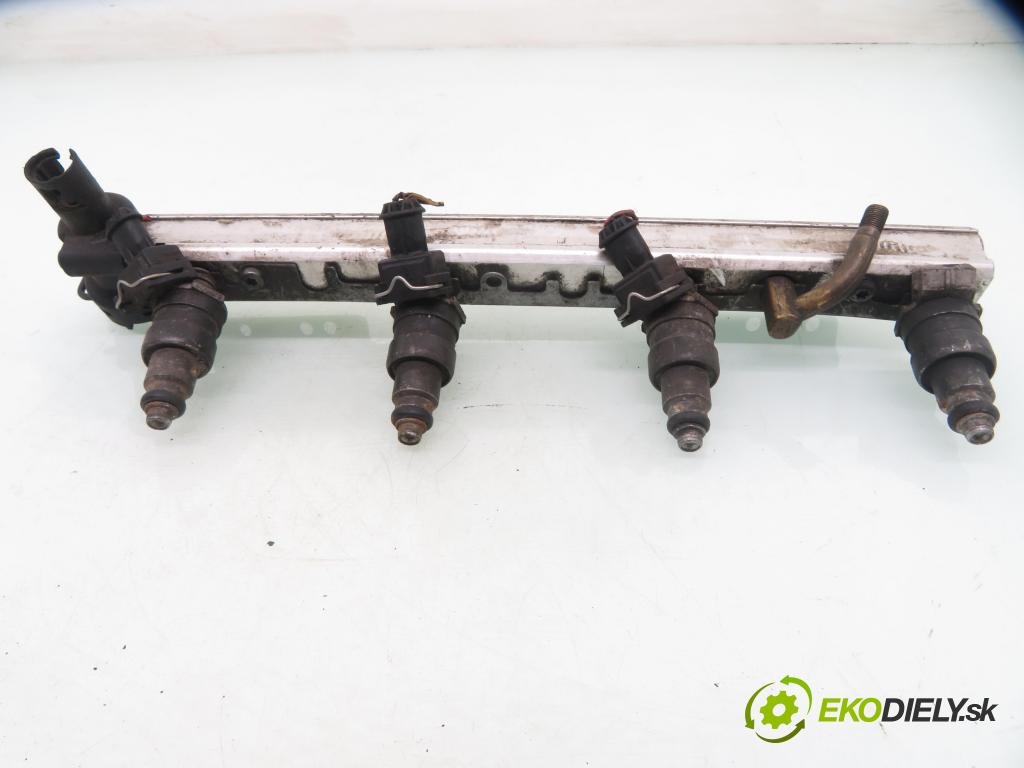 VOLVO V40 Kombi (645) KOMBI 1997 103,00 2 - B 4204 S 1948,00 Lišta vstrekovacia 9202804 ; 9179379 (Vstrekovacia lišta)