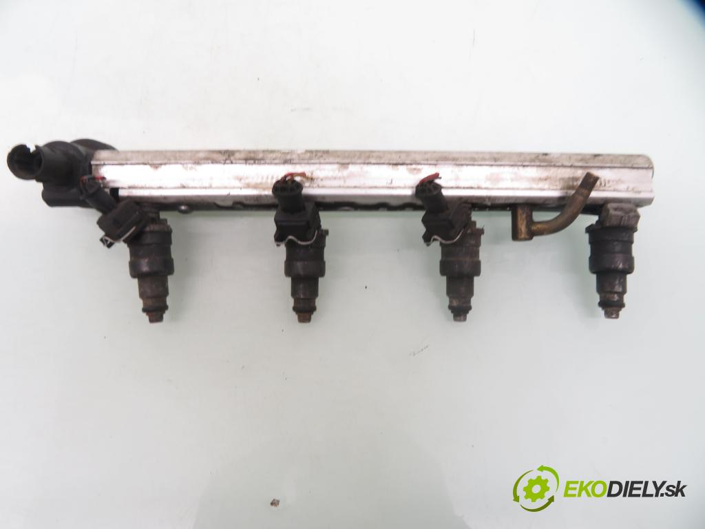 VOLVO V40 Kombi (645) KOMBI 1997 103,00 2 - B 4204 S 1948,00 Lišta vstrekovacia 9202804 ; 9179379 (Vstrekovacia lišta)