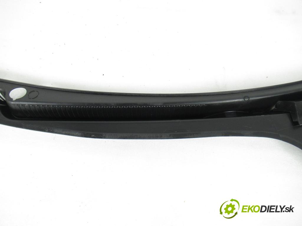 VW GOLF VI (5K1) HB 2011 155,00 2.0 GTi - CCZB 1984,00 Torpédo, plast pod čelné okno 1K1819415B (Torpédo (plast pod čelným sklom))