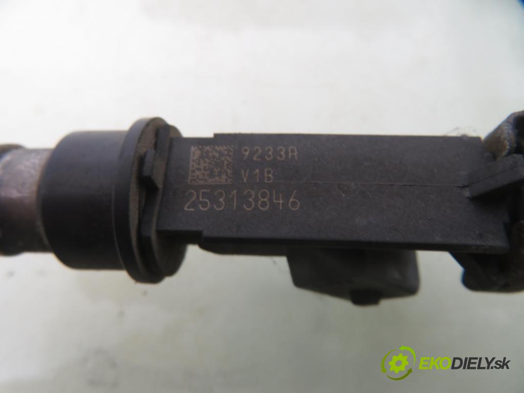 OPEL ASTRA G liftback (T98) HB 2003 66,00 1.4 16V - X 14 XE 1389,00 Lišta vstrekovacia 25313846 (Vstrekovacia lišta)