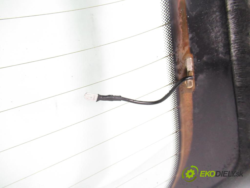 VW GOLF V (1K1) HB 2004 75,00 1.6 - BGU 1595,00 Okno zadné kapota