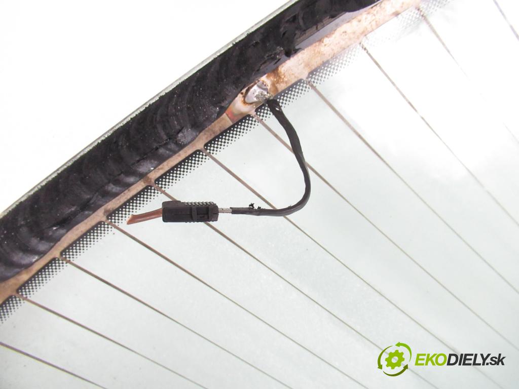 VW BORA (1J2) KOMBI 2003 96,00 1.9 TDI - ASZ 1896,00 Okno zadné kapota 