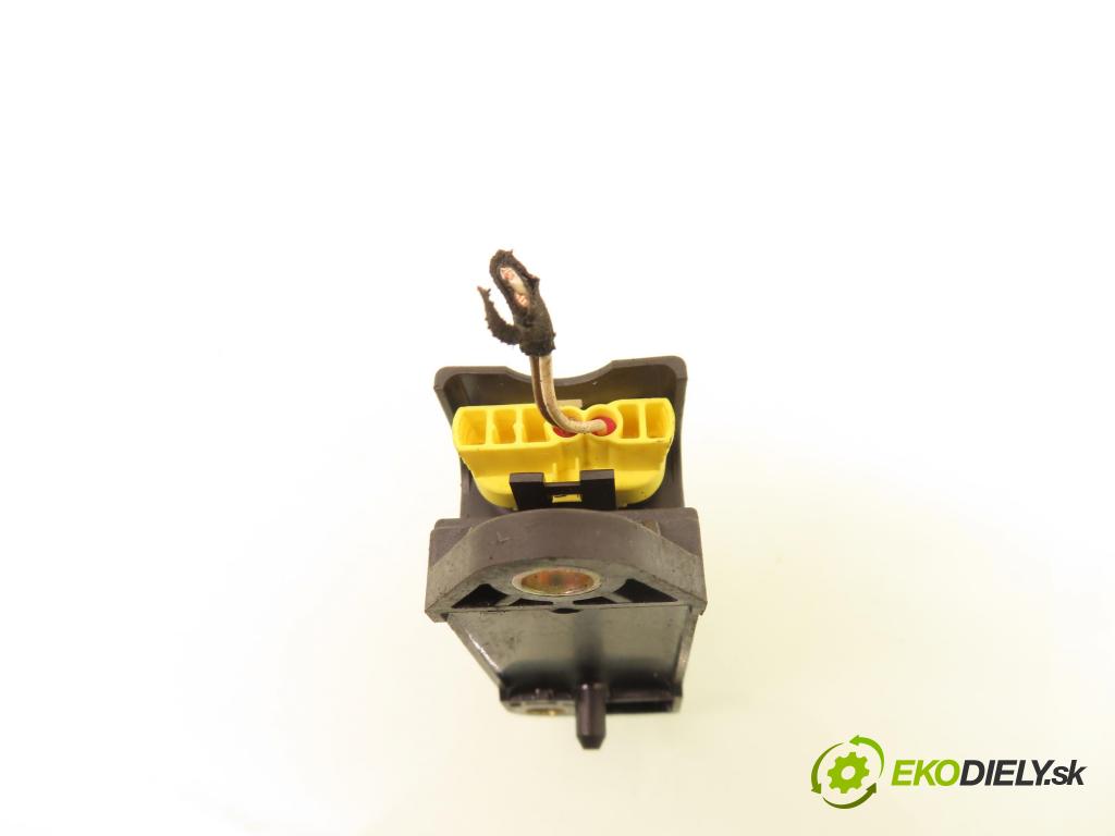 VW PASSAT B5 Variant (3B5) KOMBI 1997 74,00 1.9 TDI - AVB 1896,00 Snímač nárazu 1J0909606N (Snímač nárazu)