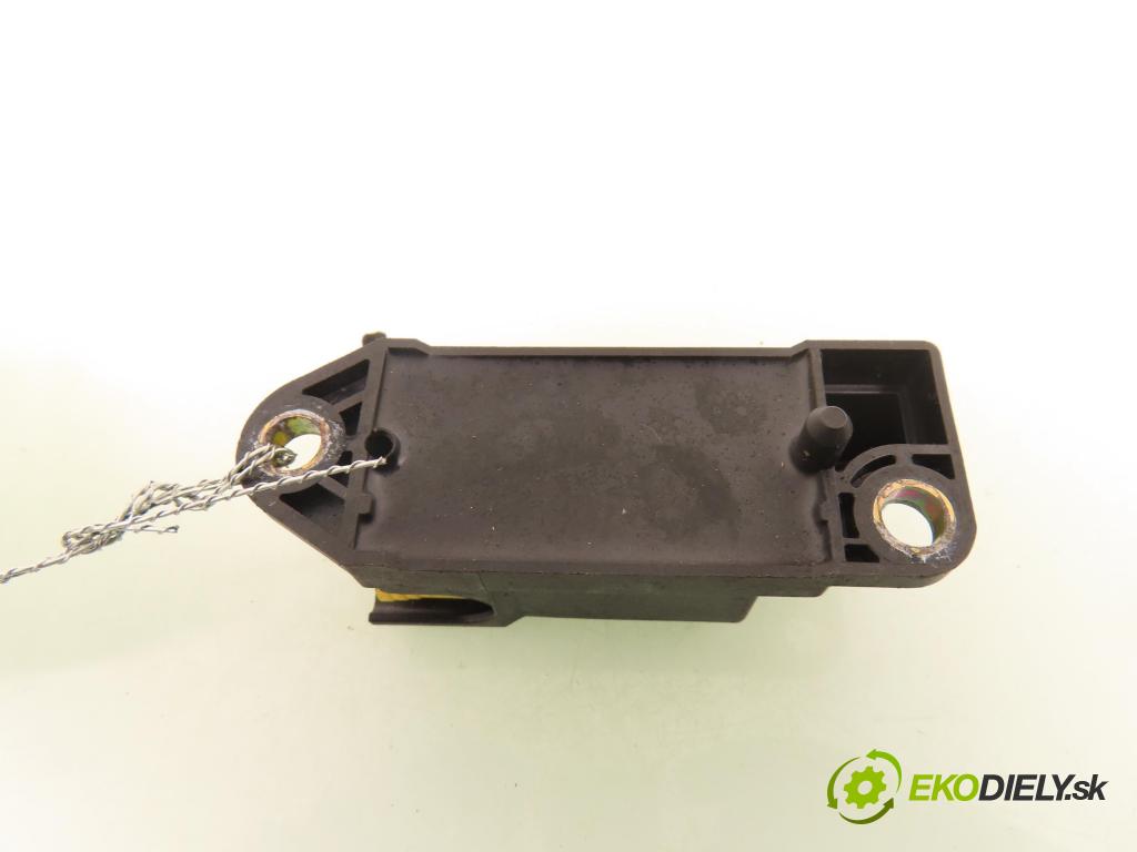 VW PASSAT B5 Variant (3B5) KOMBI 1997 74,00 1.9 TDI - AVB 1896,00 Snímač nárazu 1J0909606N (Snímač nárazu)