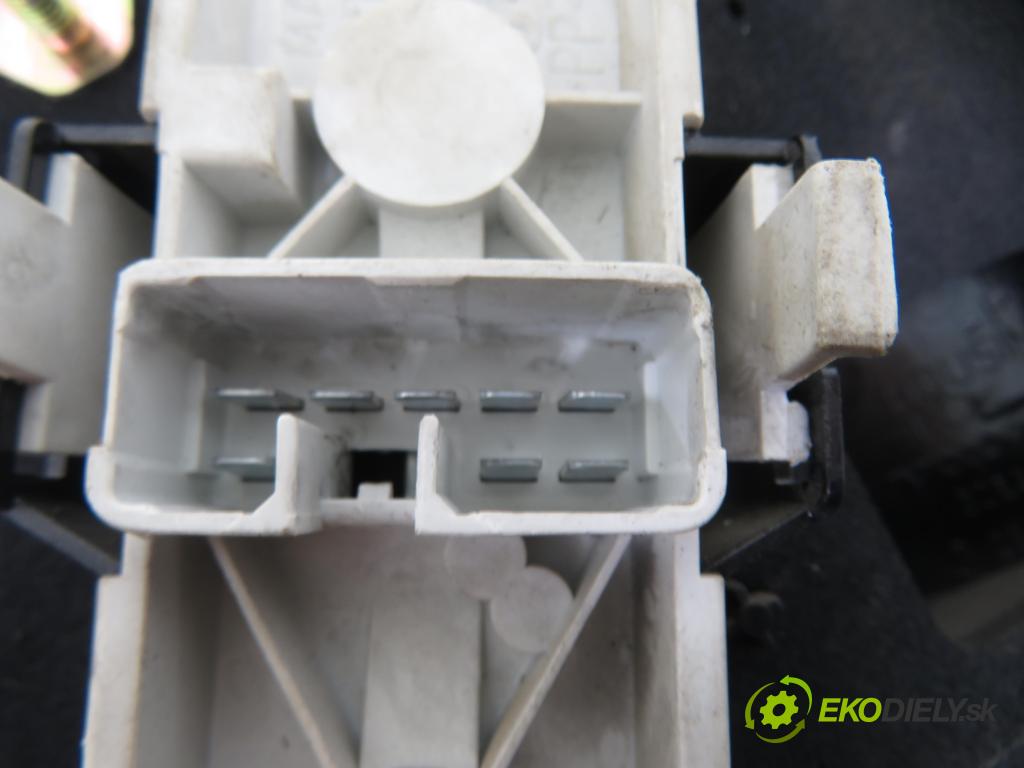 VOLVO S40 I (VS) SEDAN 2001 90,00 1.8 i - B 4184 SJ 1834,00 Svetlo pravé zadné 29262001 ; 29262002