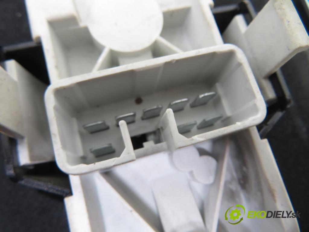 VOLVO S40 I (VS) SEDAN 2001 90,00 1.8 i - B 4184 SJ 1834,00 Svetlo pravé zadné 29262001 ; 29262002