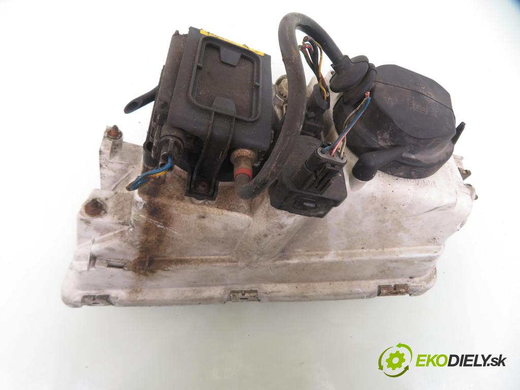 VOLVO S40 I (VS) SEDAN 2001 90,00 1.8 i - B 4184 SJ 1834,00 Svetlo PP 1AG24700232 ; 30899885