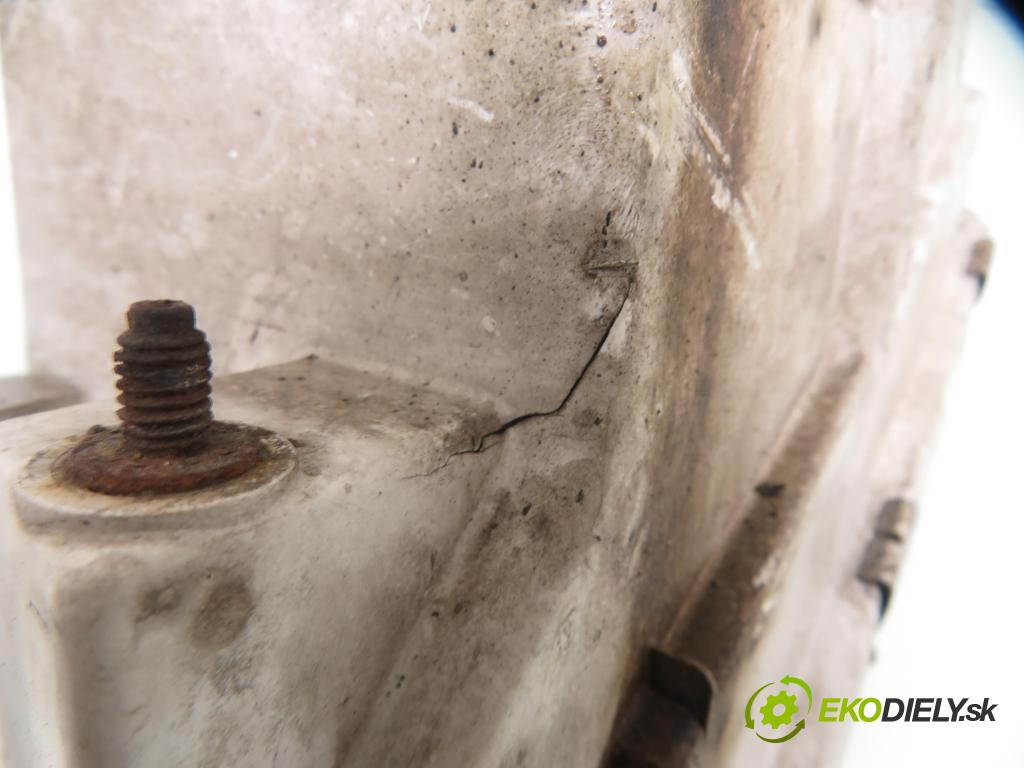 VOLVO S40 I (VS) SEDAN 2001 90,00 1.8 i - B 4184 SJ 1834,00 Svetlo PP 1AG24700232 ; 30899885