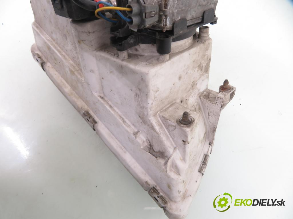 VOLVO S40 I (VS) SEDAN 2001 90,00 1.8 i - B 4184 SJ 1834,00 Svetlo LP 30899878 ; 30859759 ; 5DV00776043