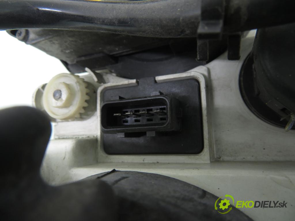 VOLVO S40 I (VS) SEDAN 2001 90,00 1.8 i - B 4184 SJ 1834,00 Svetlo LP 30899878 ; 30859759 ; 5DV00776043