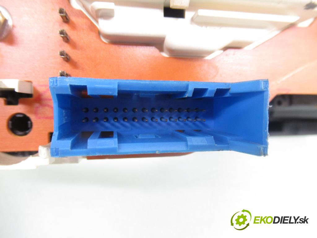 AUDI 80 (8C, B4) SEDAN 1992 66,00 2.0 90 - ABT 1984,00 Prístrojovka elektrický 8A0919033E