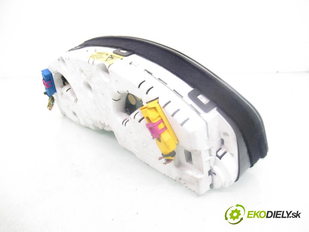 AUDI A4 (8D2, B5) SEDAN 1997 110,00 1.8 T 150 - AEB 1781,00 Prístrojovka elektrický 8D0919034B