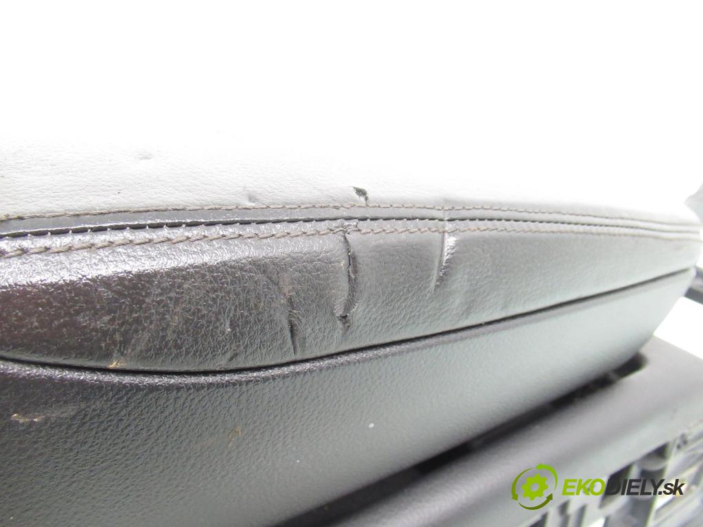 AUDI A6 (4F2, C6) SEDAN 2004 155,00 3.0 TDI quattro - BNG 2967,00 Lakťová opierka