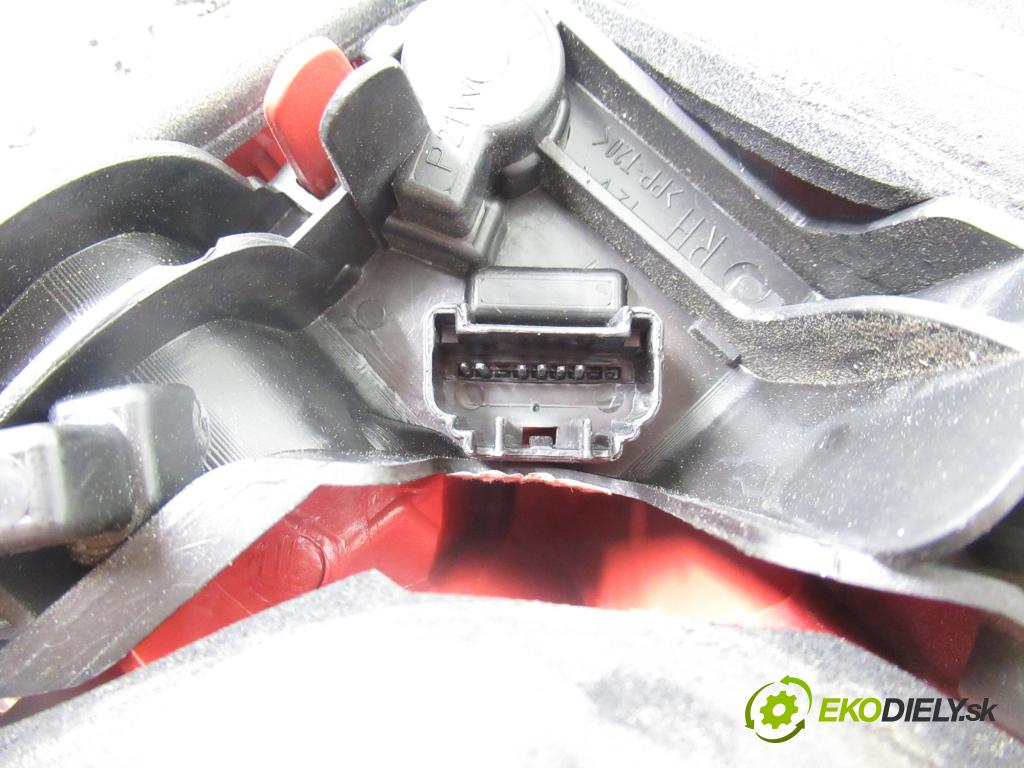 TOYOTA AURIS (_E15_) HB 2009 74,00 1.33 Dual-VVTi 101 - 1NR-FE 1329,00 Svetlo pravé zadné 815500238000